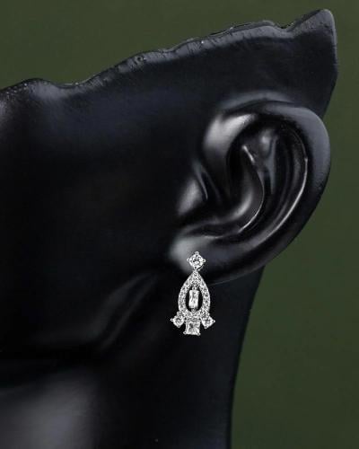 حلق فضي مزين بفصوص الززركون اللامعة