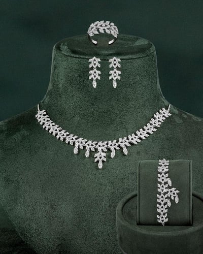 طقم مجوهرات مرصع بفصوص الزركون مع ساعة نسائية فاخر...