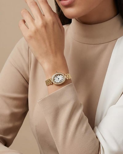 ساعة خاتون النسائية تصميم بيضاوي عصري لون ذهبي