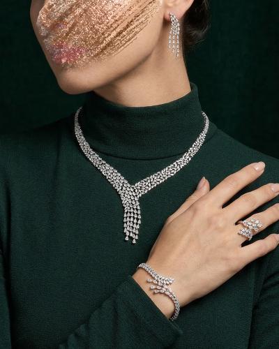 طقم اكسسوار فاخر بتصميم الوشاح مرصع بفصوص الزركون