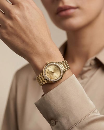 ساعة خاتون الذهبية بتصميم كلاسيكي ونقش إغريقي