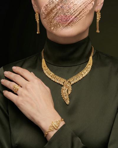 طقم مجوهرات فاخر بلمعة الذهب مع علبة انيقة