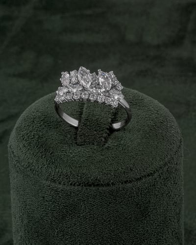 طقم مجوهرات فضي بتصميم كلاسيكي مزخرف مرصع بالزركون...