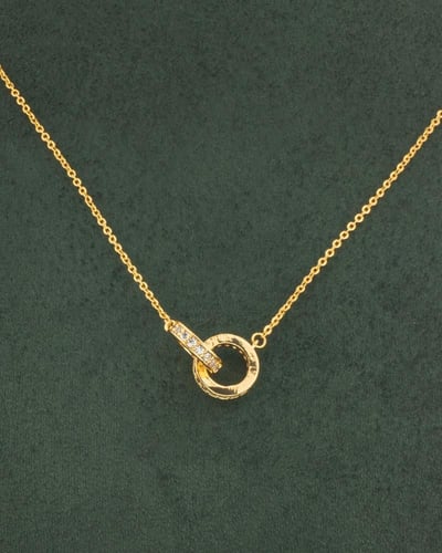 سلسال ذهبي بتعليقة دائرية متشابكة بلمعة الألماس