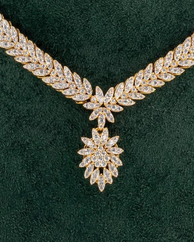 طقم شوكر نسائي تصميم ذهبي مرصع بالزركون