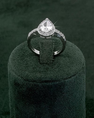 طقم زركون راقي مع ساعة فخمة بتصميم ألماس