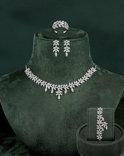 طقم مجوهرات مرصع بفصوص الزركون مع ساعة نسائية فاخر...