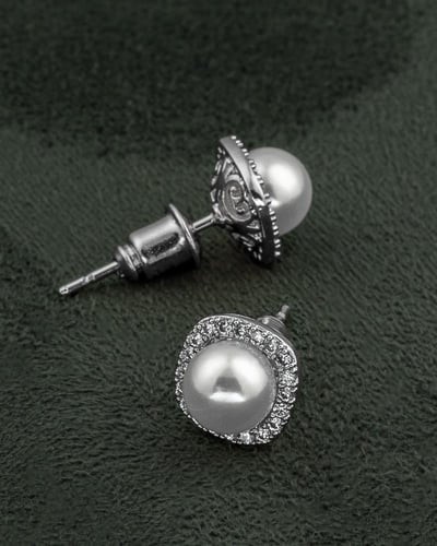 حلق نسائي مزين باللؤلؤ لون فضي