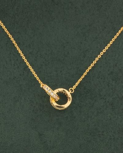 سلسال ذهبي بتعليقة دائرية متشابكة بلمعة الألماس