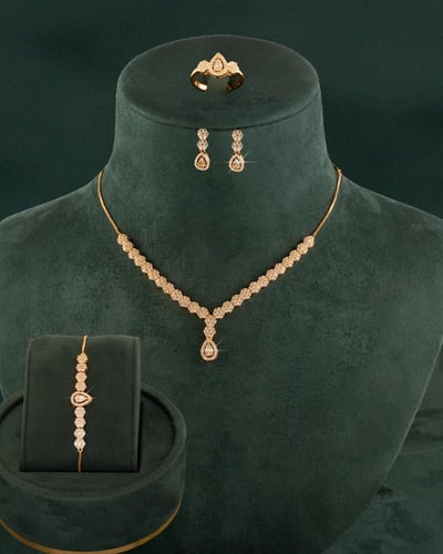 بكج الاهداء الفاخر من خاتون® طقم مع ساعة تصميم ذهب...