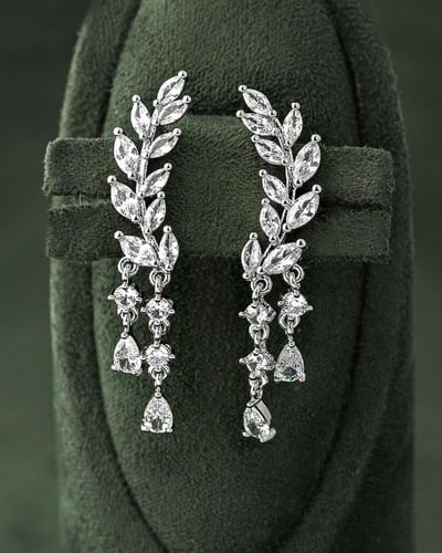 حلق نسائي فضي بتصميم زركوني أنيق يتألق بلمعة الألم...