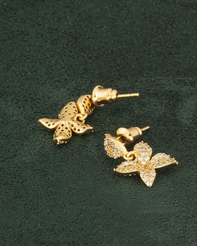 حلق زهرة الخريف المزينة بالزركون بتصميم ذهبي