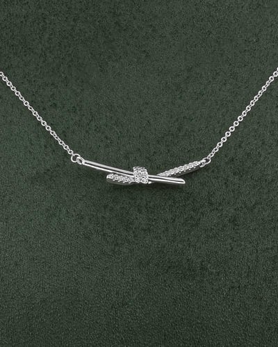 سلسال فضي بلمعة الألماس بتصميم ناعم