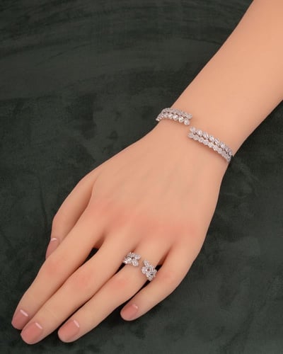 طقم زركون فضي بتصميم جذاب مكون من اسوارة وخاتم