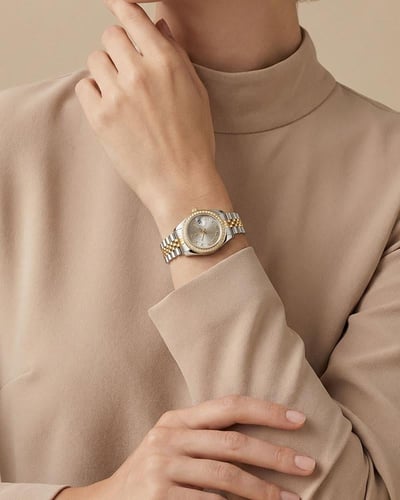 ساعة نسائية من خاتون بتصميم سويسري ولون فضي ذهبي ب...