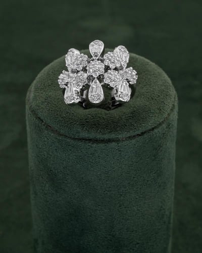 طقم فضي فاخر من الزركون لعاشقات التألق