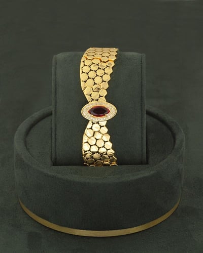 طقم فاخر بلمعة الذهب بتصميم جناحي الصقر رمز القوة...