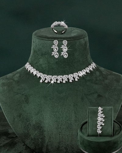 طقم شوكر نسائي فاخر بلمعة الألماس