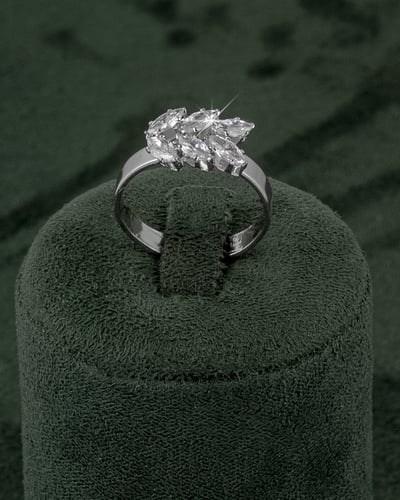 طقم مجوهرات يتميز بسلسلة أوراق فضية مزينة بالزركون...