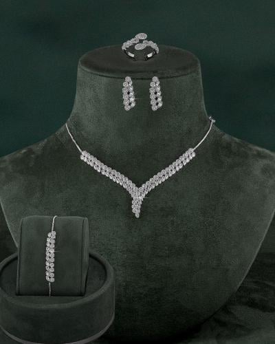 طقم فضي بتصميم ألماس ملقح بالزركون الأبيض