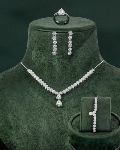 طقم زركون راقي مع ساعة فخمة بتصميم ألماس