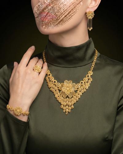 طقم مجوهرات زهور الأقحوان لإطلالة ملكية بلمعة الذه...