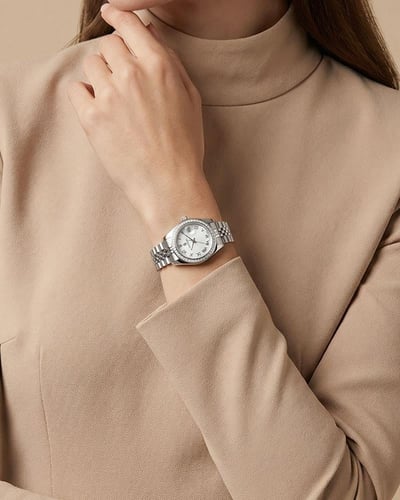 ساعة نسائية من خاتون بتصميم سويسري لون فضي