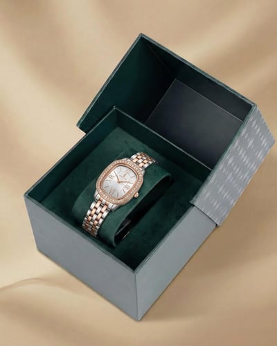 ساعة نسائية كلاسيكية تصميم فضي برونزي باطار ماسي م...