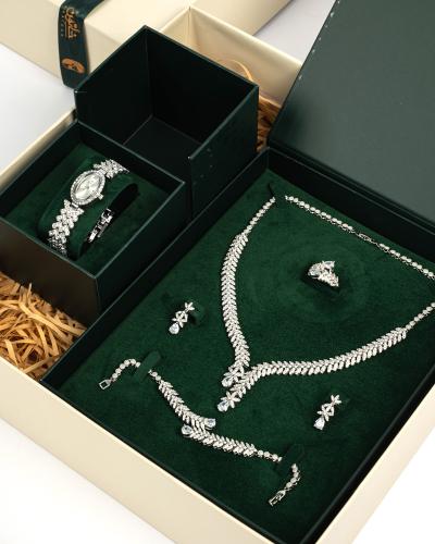 طقم نسائي مرصع بخمس قطع مع ساعة - بكج فاخر للإهداء...