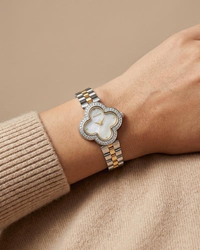 ساعة خاتون النسائية بتصميم زهرة البرسيم لون فضي ذه...