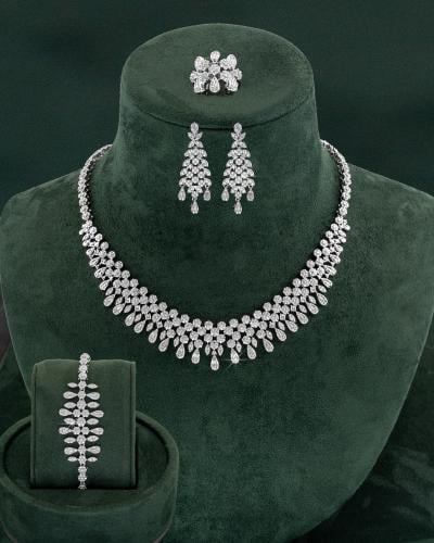 طقم فضي فاخر من الزركون لعاشقات التألق