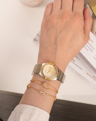 طقم ساعة وأساور فاخرة بلون ذهبي فضي مرصّع بالزركون