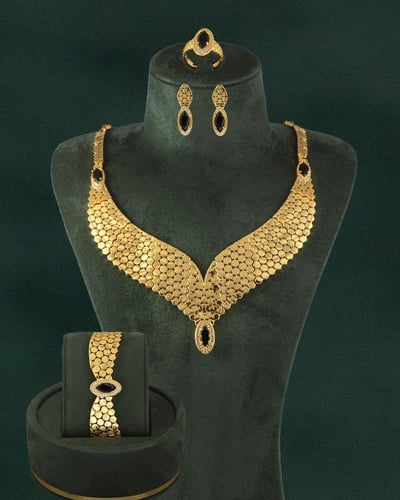 طقم فاخر بلمعة الذهب بتصميم جناحي الصقر رمز القوة...