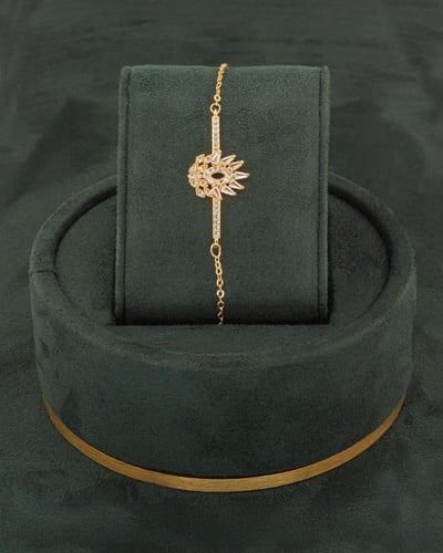 طقم مجوهرات ذهبي ناعم بلمعة الألماس