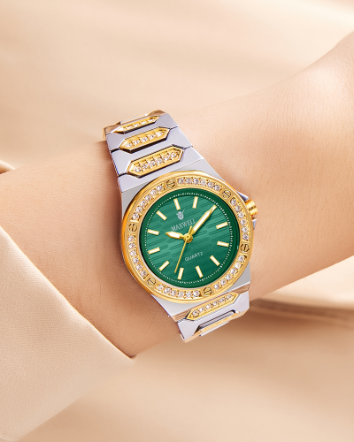 ساعة نسائية فضية تصميم عصري مينا أخضر