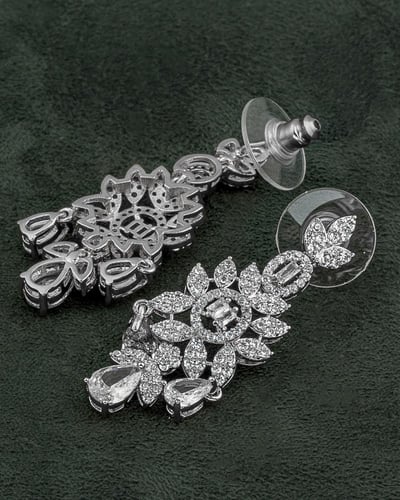 حلق زركون فاخر مزين بالزركون تصميم فضي