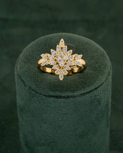 طقم شوكر نسائي تصميم ذهبي مرصع بالزركون