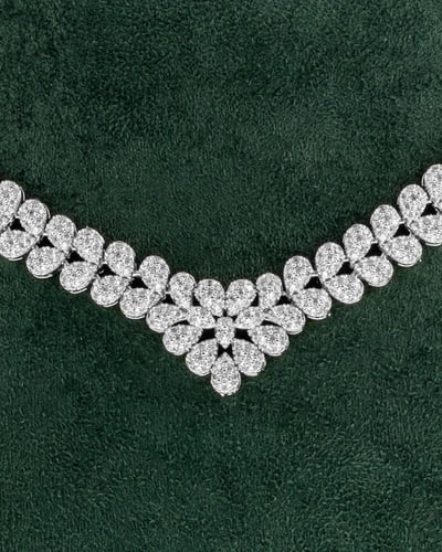 طقم فضي أنيق بلمعة الألماس للمناسبات