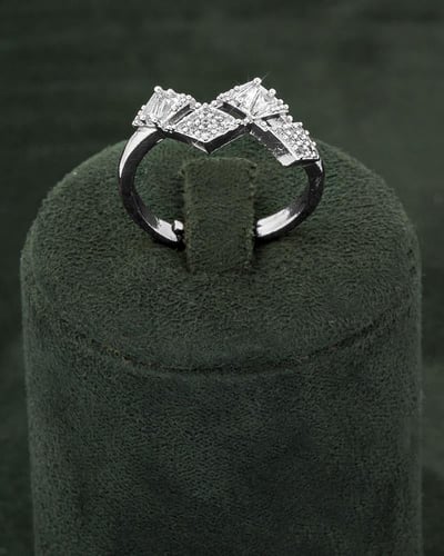 طقم زركون ناعم متألق بحبات الزركون بتصميم هندسي