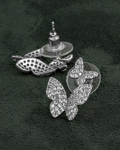 حلق الفراشة الفضي بلمعة الألماس