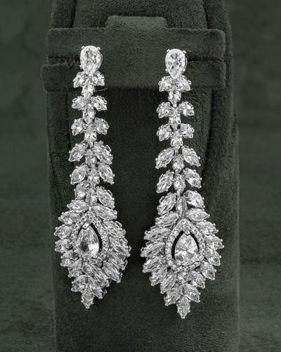 حلق فضي طويل مرصع بالزركون