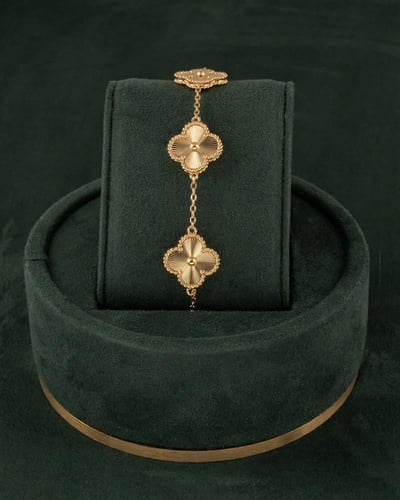 طقم نسائي وساعة مجموعة فخمة بتصميم عالمي