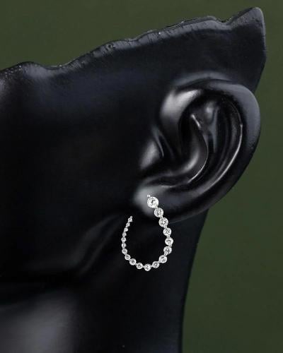 حلق فضي مزين بالزركون تصميم دائري