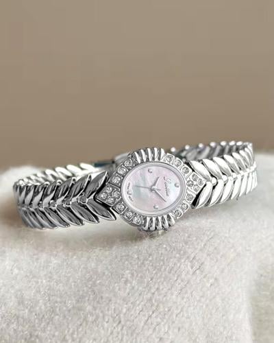 ساعة يد نسائية بتصميم كلاسيكي