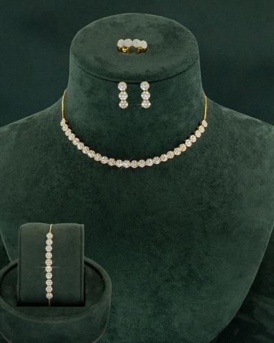 طقم مجوهرات شوكر بتصميم ذهبي متألق بالزركون للمناس...