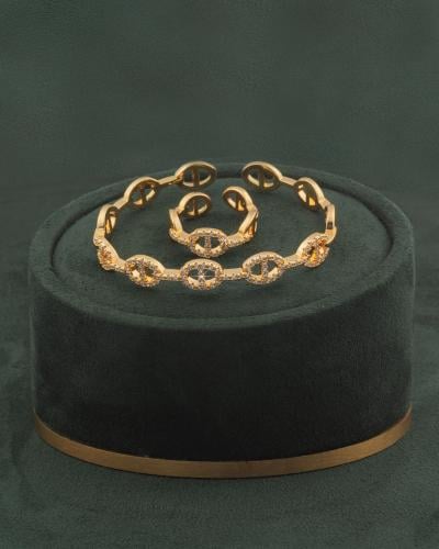 طقم اسوارة وخاتم لون ذهبي يزدان بالزركون اللامع