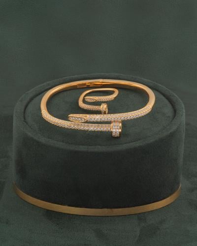 طقم ذهبي مستوحى من تصميم المسمار مكون من اسوارة وخ...