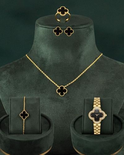 ساعة نسائية ذهبية بميناء أسود مع طقم مجوهرات بتصمي...
