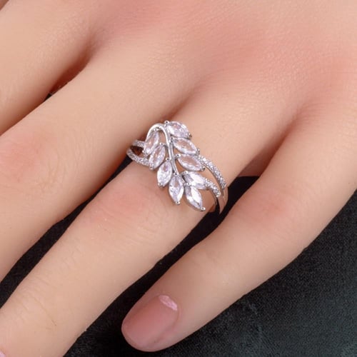 خاتم نسائي تصميم السنبلة فضي مزين بالزركون