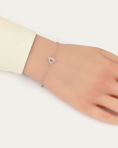 سوار ناعم بشكل حرف D مرصع بالكامل بالزركون من خاتو...